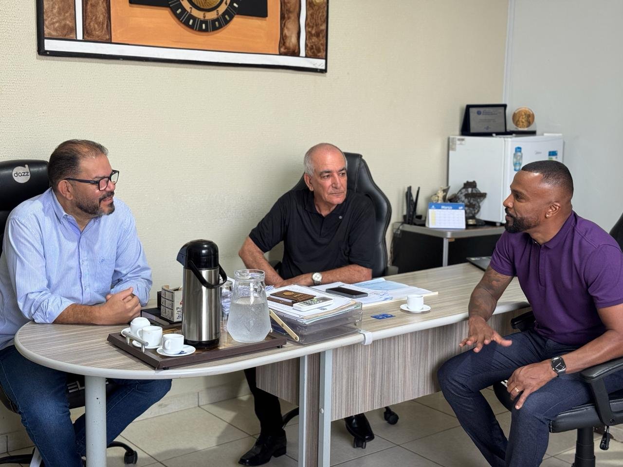 Cantor Alexandre Pires visita o gabinete do prefeito José Salomão em Dianópolis