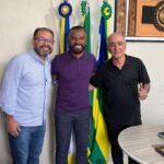 Alexandre Pires (centro), José Salomão (D) e Hormides durante visita ao gabinete
